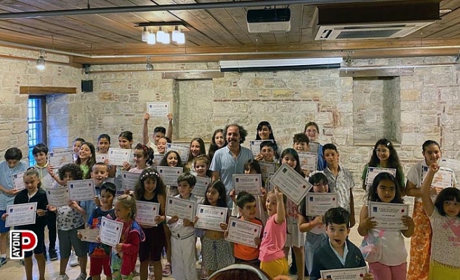 Yaratıcı drama kursiyerleri katılım belgelerine kavuştu