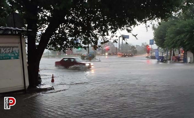 Kuyucak'ta sağanak yağış etkili oldu