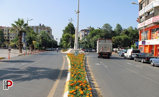 Sokak ve caddeler sessizliğe büründü