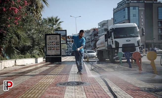 Kuşadası’nda cadde, sokak ve parklar pırıl pırıl