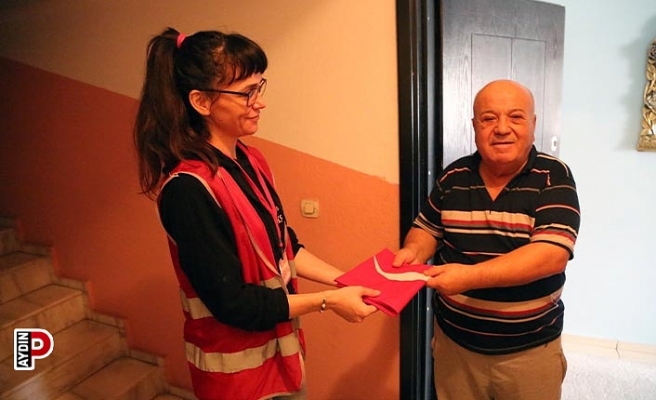 Efeler Belediyesi'nden vatandaşlara Türk Bayrağı hediyesi