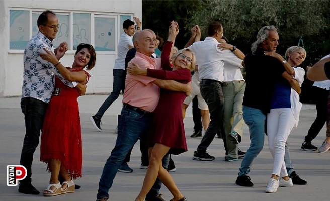 Kuşadalılar 100’üncü yılı 100 kişilik vals gösterisi ile kutlayacak