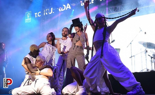 Kuşadası'nda 100'üncü yıl coşkusu Hande Yener ile taçlandı