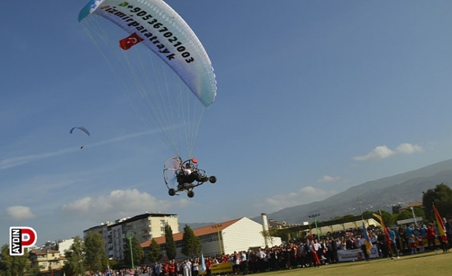 Çine’nin semaları paraşütçü ve paramotorcularla renklendi