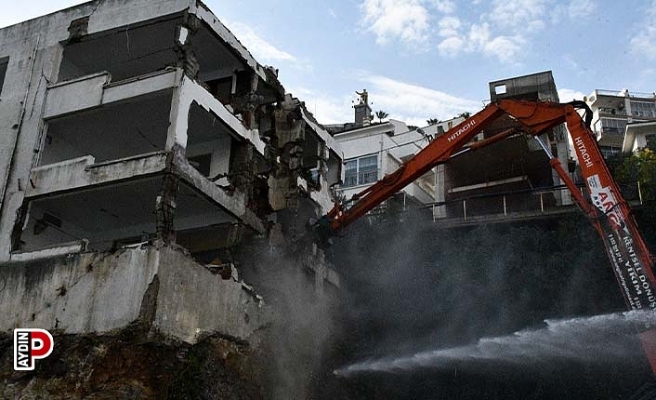 Kuşadası Belediyesi riskli yapılara geçit vermiyor