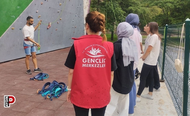 Olimpik tırmanma duvarına çıkan gençler adrenalini yaşadı