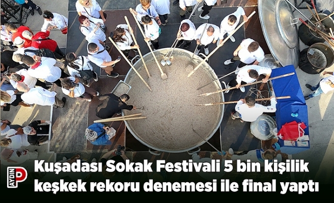 Kuşadası Sokak Festivali 5 bin kişilik keşkek rekoru denemesi ile final yaptı