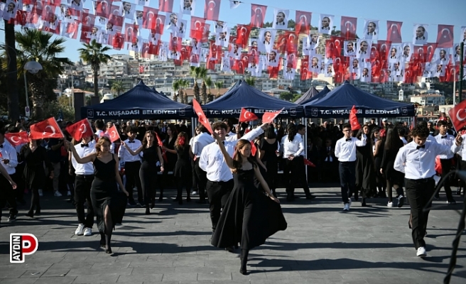 KUŞADASI’NDA CUMHURİYET BAYRAMI COŞKUYLA KUTLANDI