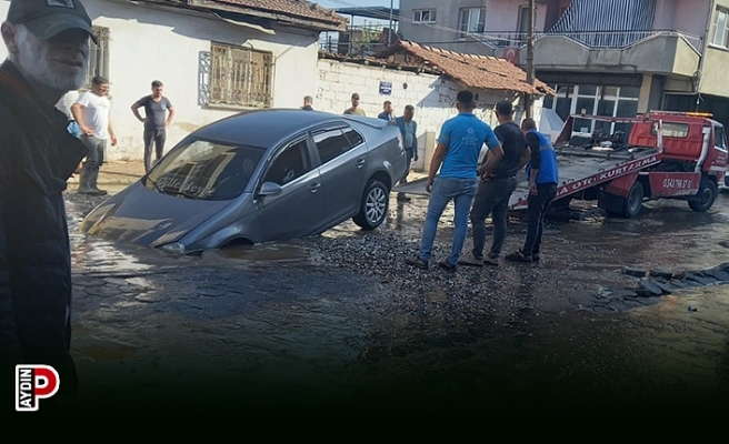 İçme suyu hattı patladı, otomobil içine düştü