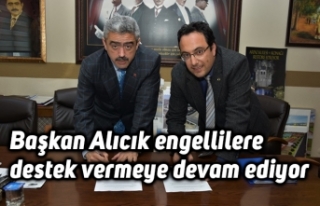 Başkan Alıcık engellilere destek vermeye devam...