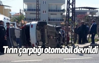 tırın çarptığı otomobil devrildi