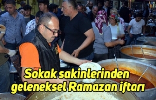 Sokak sakinlerinden geleneksel Ramazan iftarı