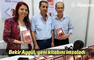 Bekir Aygül, yeni kitabını imzaladı