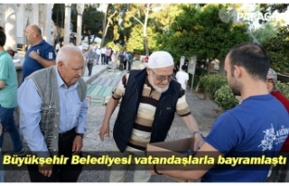 Büyükşehir Belediyesi vatandaşlarla bayramlaştı
