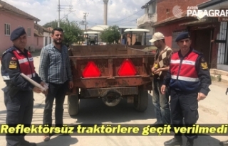 Reflektörsüz traktörlere geçit verilmedi