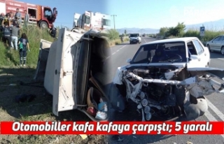 Otomobiller kafa kafaya çarpıştı; 5 yaralı