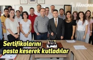 Sertifikalarını pasta keserek kutladılar