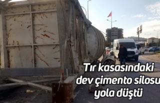 Tır kasasındaki dev çimento silosu yola düştü