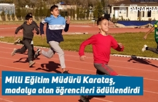 Milli Eğitim Müdürü Karataş, madalya alan öğrencileri...
