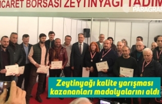 Zeytinyağı kalite yarışması kazananları madalyalarını...