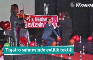 Tiyatro sahnesinde evlilik teklifi