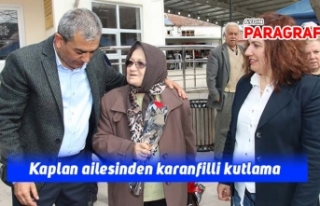 Kaplan ailesinden karanfilli kutlama