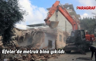 Efeler’de metruk bina yıkıldı