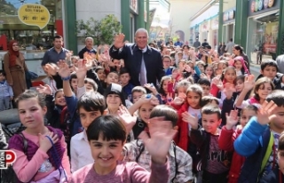 Efeler’de çocuklar bayram ediyor