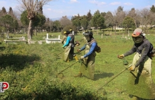 Efeler’de mezarlıklar temizleniyor