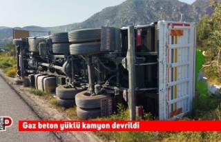 Gaz beton yüklü kamyon devrildi
