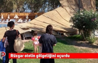 Rüzgar otelin gölgeliğini uçurdu