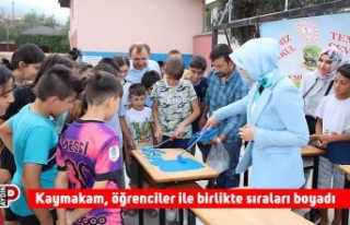 Kaymakam, öğrenciler ile birlikte sıraları boyadı