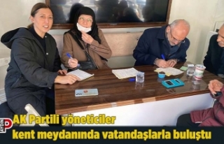 AK Partili yöneticiler kent meydanında vatandaşlarla...
