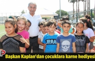 Başkan Kaplan'dan çocuklara karne hediyesi