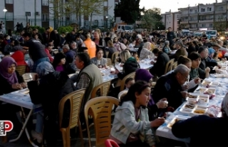 Kuşadalılar Başkan Ömer Günel ile iftar yemeğinde...