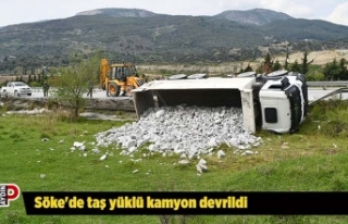 Söke'de taş yüklü kamyon devrildi
