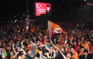 Aydın'da cadde ve sokaklar sarı-kırmızıya...