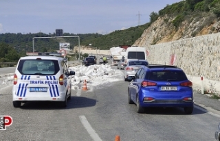 Gaz betonlar Tırdan yola savruldu