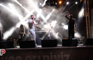 Germencikli gençler konserde doyasıya eğlendi