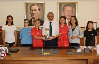 Kazandıkları kupayı başkan Kaplan'a hediye...