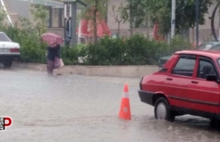 Koçarlı'da vatandaşlar sağanak yağışa...