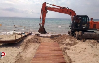 Kuşadası Belediyesi denizde de engelleri kaldırıyor
