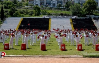 Kuşadası’nda 19 Mayıs kutlamaları renkli görüntülere...