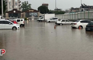 Yollar göle döndü, trafik akışı durdu