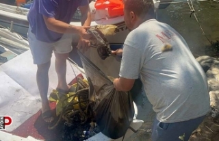 Kuşadası'nda balıkçı barınağı temizlendi