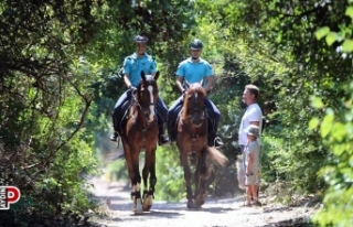 Kuşadası’nda atlı jandarmalar görev başında