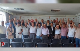 MHP’ye katılanlara rozetleri törenle takıldı