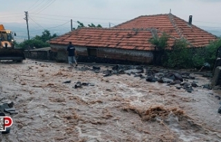 Taşan dere eski köprüyü yıktı