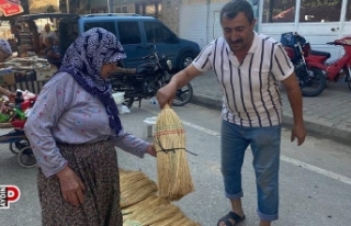 Asırlık ot süpürgeler, teknolojiye karşı direniyor