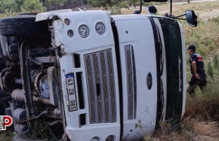 Freni boşalarak devrilen kamyonun sürücü hayatını...